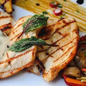 سینه مرغ به همراه دورچین ،فرنچ فرایز ،سس قارچ