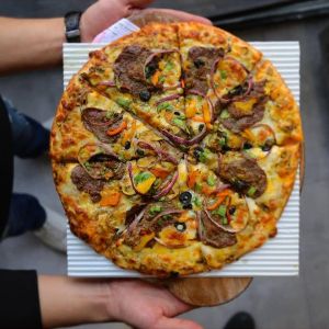 خمیرناپلوتین،سس گوجه،گوشت چرخ کرده ،قارچ ،پنیر پیتزا