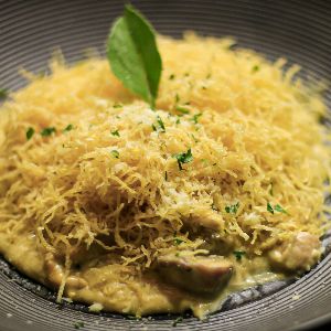 150 گرم استیک مرغ ژولین قارچ سس الفردو پنیر پارمسان سیب زمینی بیف