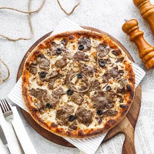 فیله گوساله ، زیتون ، قارچ ، پیاز ، پنیر موزارلا ، سس ناپولی