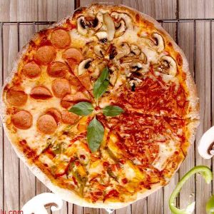 پپرونی ، فیله گوشت ، سینه مرغ ، سبزیجات ، قارچ ، زیتون ، فلفل رنگی ، پیاز ، سس ناپولی