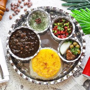 برنج ایرانی ، قرمه سبزی با 70 گرم گوشت گوساله ، دورچین