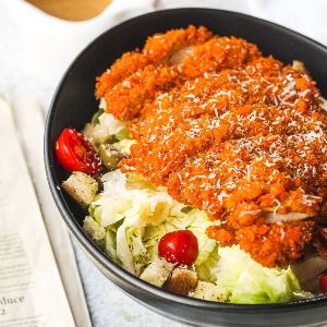 کاهو ، سینه مرغ سوخاری ، نان سیر ، گوجه گیلاسی ، زیتون ،سس سزار