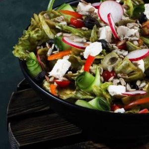 کاهو ، تربچه ،گوجه گیلاسی ،پنیر ، خیار ، زیتون ، تخمه ، فلفل ، سس گاردن