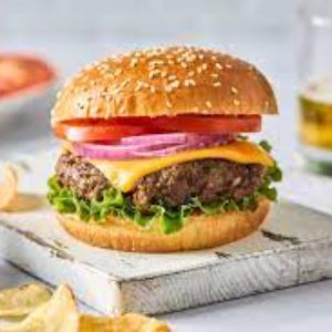 راسته گوساله چرخ کرده 120 گرمی ، گوجه ، خیارشور ، کاهو ، پنیر ورقه ای ، سس مخصوص