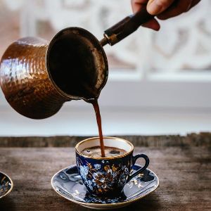 قهوه ترک + آب یا شیر
هزینه لیوان بیرون بر ۳٫۰۰۰
سیروپ اضافه