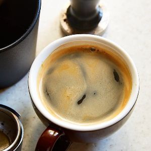 اسپرسو + آبجوش
هزینه لیوان بیرون بر ۲٫۰۰۰
سیروپ اضافه ۵٫۰۰۰
