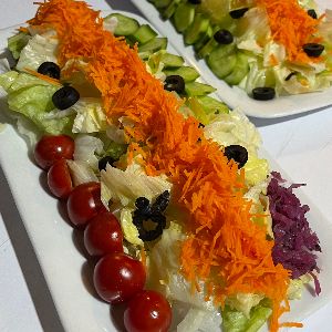 کاهو گوجه خیار هویج سس مخصوص زیتون اسلایس کلم سفید ذرت