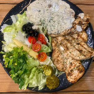 مرغ گریل- سس قارچ- گارنیش سالاد