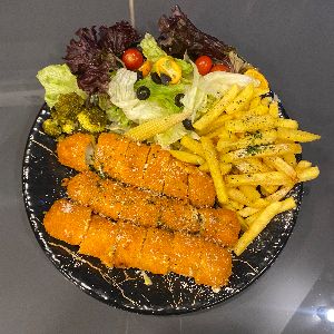 رول سوخاری- گارنیش سالاد و سیب زمینی سرخ شده