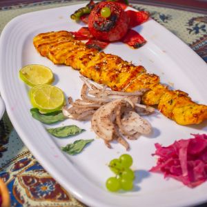 یک سیخ جوجه کباب زعفرانی بدون استخوان