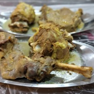 ماهیچه گوسفندی با استخوان+سس مخصوص