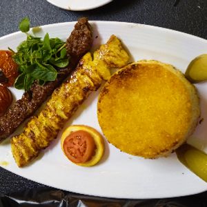 یک سیخ کباب کوبیده(میکس گوشت گوسفندی و گوساله)+یک سیخ جوجه کباب زعفرانی بدون استخوان