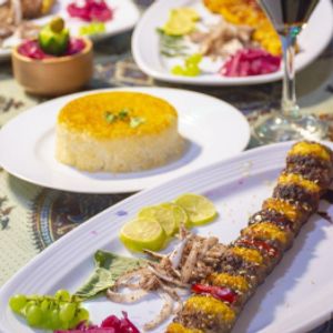 یک سیخ کباب ترکیبی کوبیده و جوجه به وزن 250 گرم