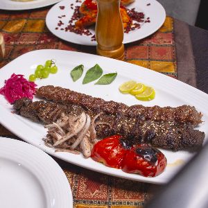 یک سیخ برگ(راسته گوساله)+یک سیخ کوبیده(میکس گوشت گوسفندی و گوساله)