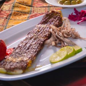 یک سیخ کباب ترکیبی جوجه بدون استخوان و کوبیده(میکس گوشت گوسفندی و گوساله)