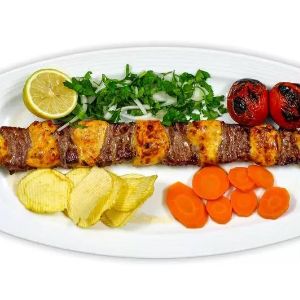 یک سیخ ترکیب کباب چنجه و جوجه