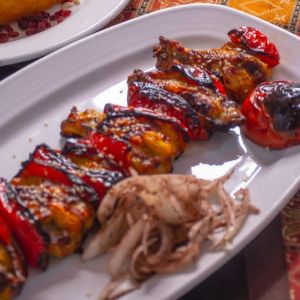 یک سیخ جوجه کبابی زعفرانی با استخوان