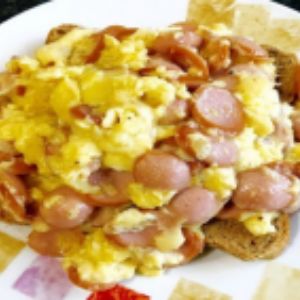 2 عدد تخم مرغ+سوسیس سرخ شده