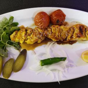 یک سیخ جوجه کباب زعفرانی بدون استخوان+رب انار