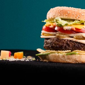 نان مخصوص چالتون- برگر گوشت 140گرمی- سیب زمینی ژولین-بیکن گوشت- پنیر پستو-پنیر گودا-سس مخصوص-خیارشور و گوجه و کاهو