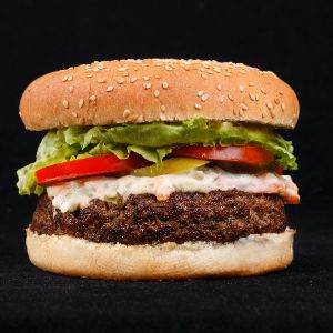 نان مخصوص چالتون- برگر گوشت 140 گرمی-سس مخصوص -خیارشور-گوجه-کاهو