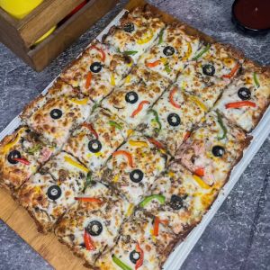 میکس ژامبون گوشت و پپرونی-گوشت چرخ شده-قارچ -دلمه-زیتون-پنیر مخصوص