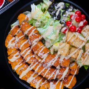3 عدد رول مرغ سوخاری-کاهو-زیتون -گوجه زیتونی-نان کروتان-پنیر پارمزان-سس سزار