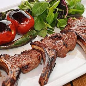 500گرم دنده گوسفندی با چلوکره ایرانی و دورچین