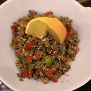 جعفری , گوجه فرنگی , پیازچه , بلغور , روغن زیتون , آب لیمو , سماق قرمز , زیره