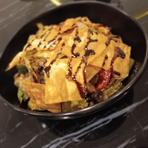 کاهو+خیار+گوجه+زیتون سیاه+نان مخصوص+تربچه+رب انار +سس مخصوص عربی