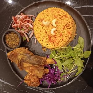 ماهیچه گوسفندی+برنج مجبوس+دورچین