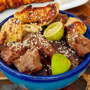 ۱۵۰گرم کوبیده مخصوص + ۱۲۰گرم جوجه کباب + ۱۲۰گرم فیله گوساله + کره طبیعی با دورچین و نان لواش