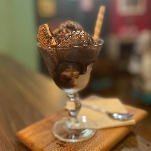 بستنی شکلاتی+نوتلا+وانیلی به همراه شکلات/سس مخصوص شکلاتی