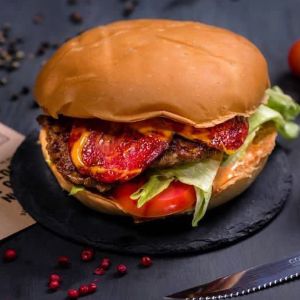 گوشت خالص-ژامبون پپرونی-پنیر-سس اسپایسی-کاهو-خیارشور-گوجه-سس سرو سانتافه