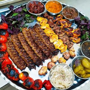 قاورمه  ، دو سیخ کباب کوبیده ، یک سیخ چنجه ، جوجه کباب ، بال ، خورشت سبزي ، چهار پرس برنج ، ماست ، ترشی و دوروچین....