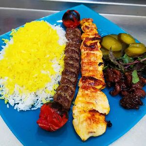 ۱6۰ گرم سینه مرغ ، یک سیخ کوبیده ، دورچین ، برنج ، گوجه کبابی