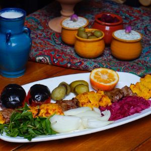 125 گرم جوجه زعفرانی بعلاوه 125 گرم مغز راسته گوسفندی
بهمراه دورچین مخصوص مظفریه
