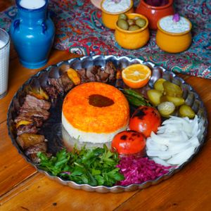 یک سیخ چنجه مخصوص گوسفندی بعلاوه کته قالبی مخصوص زعفرانی بهمراه دورچین مخصوص مظفریه