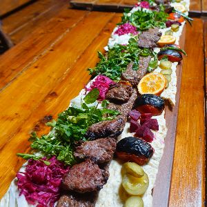 کباب کوبیده متری بطول تقریبی 3 متر به وزن تقریبی 2400 گرم بعلاوه 800 گرم چنجه و دنبه