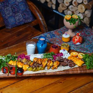 اوزون کباب مخصوص مظفریه به همراه یک سیخ 300 گرمی جوجه بعلاوه یک سیخ 4 تایی بال و کتف بعلاوه یک سیخ چنجه و دنبه 200 گرمی