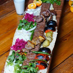 کباب کوبیده متری مخصوص مظفریه به همراه یک سیخ300 گرمی چنجه و دنبه گوسفندی