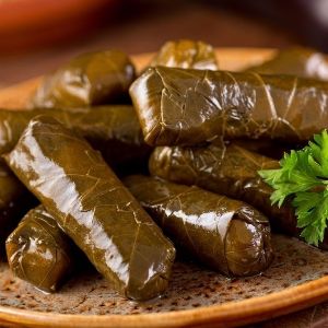 10 عدد دلمه برگ مخصوص با سس ویژه و ماست