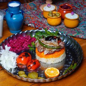 220 گرم کباب تابه ای مخصوص به همراه سس مخصوص بعلاوه کته زعفرانی بهمراه دورچین مخصوص مظفریه
