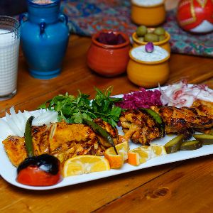 450 گرم جوجه با استخوان بهمراه دورچین مخصوص مظفریه