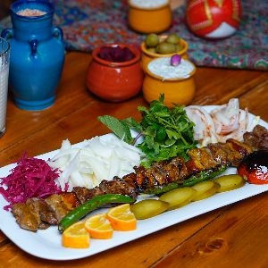 160 گرم مغز فیله گوسفندی بعلاوه 60 گرم دنبه گوسفندی به همراه دورچین مخصوص مظفریه