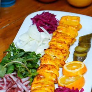 300 گرم فیله مرغ مرینیت شده به همراه دورچین مخصوص مظفریه