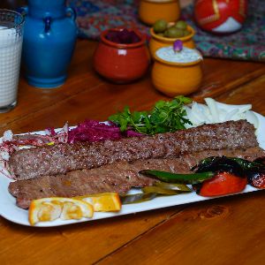 220 گرم کوبیده مخصوص 
220 گرم برگ مخصوص
به همراه دورچین مخصوص مظفریه