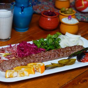 220 گرم مخلوط گوشت گوساله و گوسفندی بهمراه دورچین مخصوص مظفریه