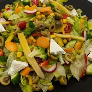 کاهو پیچ، گوجه گیلاسی، خیار، تربچه، فلفل دلمه‌ای، پنیر کیبی، بیبی کورن، زیتون اسلایس شده،مخلوط سبزیجات، سس مخصوص ریحان
